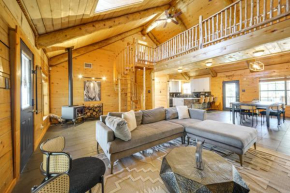 5 Mi to Dtwn Dripping Springs Cabin with Jacuzzi!
